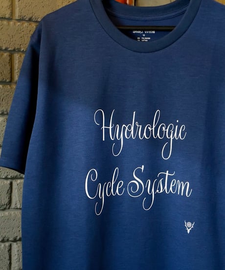 〈SOUTH2 WEST8〉S/S Crew Neck Tee - HYDROLOGIC CYCLE / Navy
