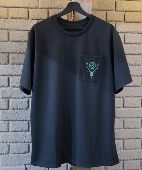 〈SOUTH2 WEST8〉S/S Round Pocket Tee - Circle Horn / Green, Black