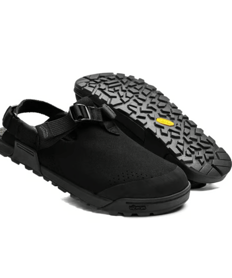 〈BEDROCK SANDALS〉Mountain Clog Synthetic Suede / Pinecone, Black