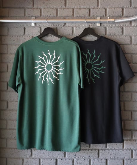 〈SOUTH2 WEST8〉S/S Round Pocket Tee - Circle Horn / Green, Black