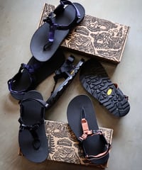 〈BEDROCK SANDALS〉Cairn Evo Sandal / Black, Clay, Lupine Purple