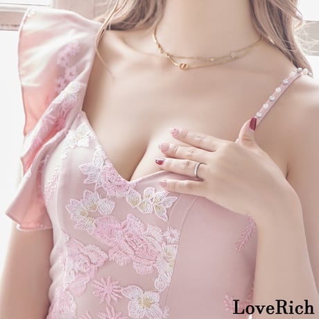 贅沢な花柄刺繍。上品スリットの美シルエット・タイトミニ