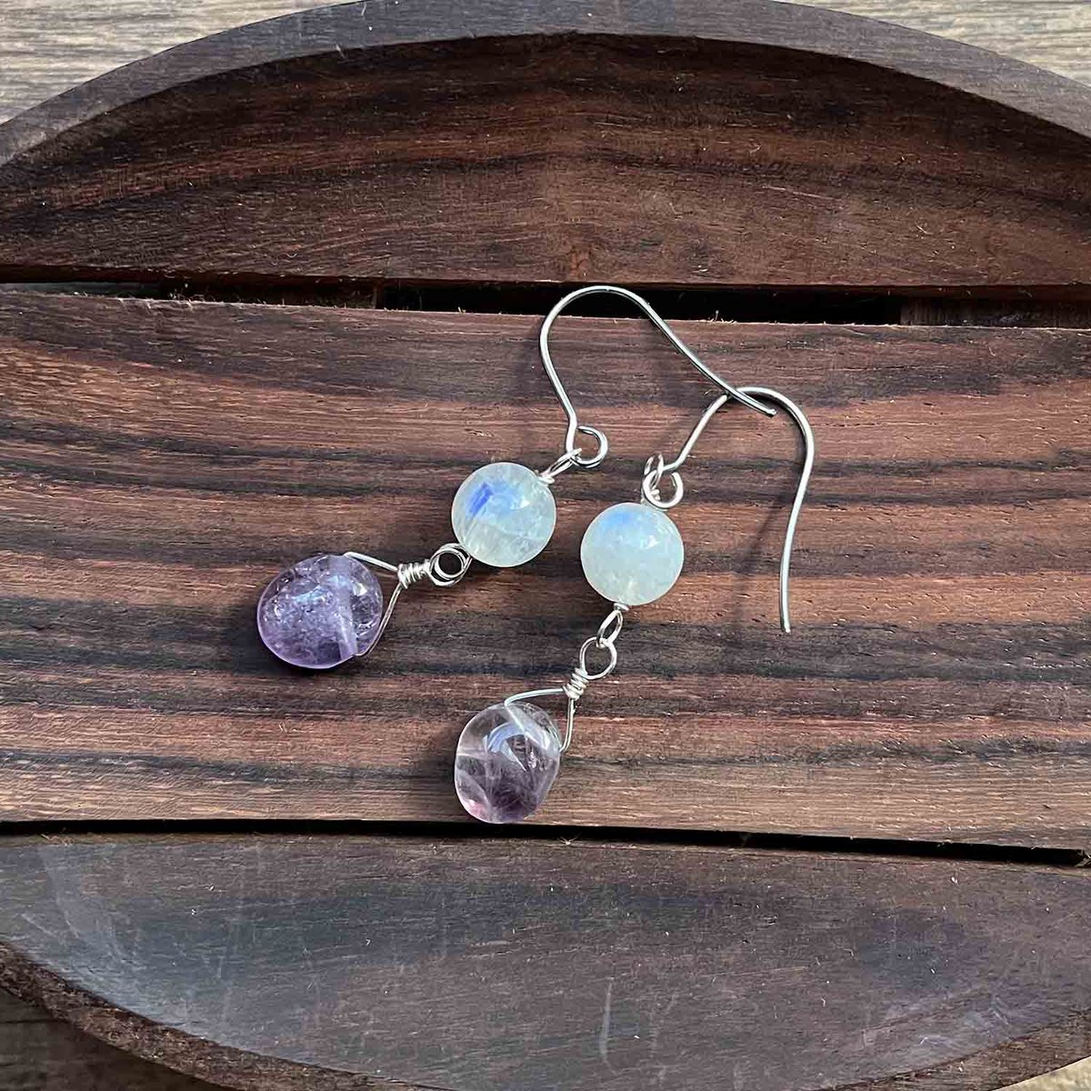 晴れ渡る｜05_ブルームーンストーンとラベンダーアメジストのピアス