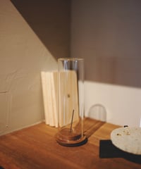 灰を受け止めるアカシア木の香立て