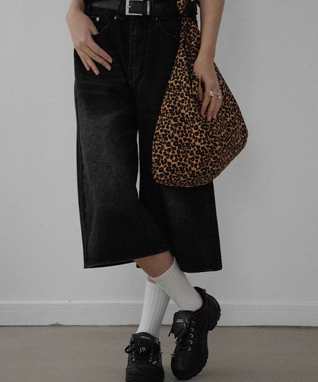 Lip Stud Shoe Tongue Sneakers