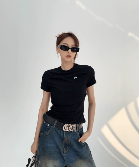 Slim Compact Embroidery One-point T-shirt  / 2colors