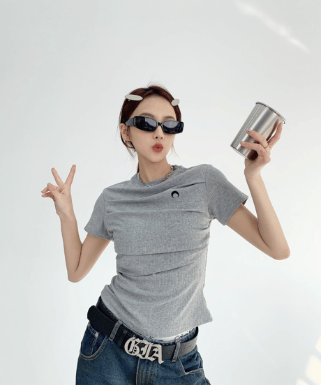 Slim Compact Embroidery One-point T-shirt  / 2colors