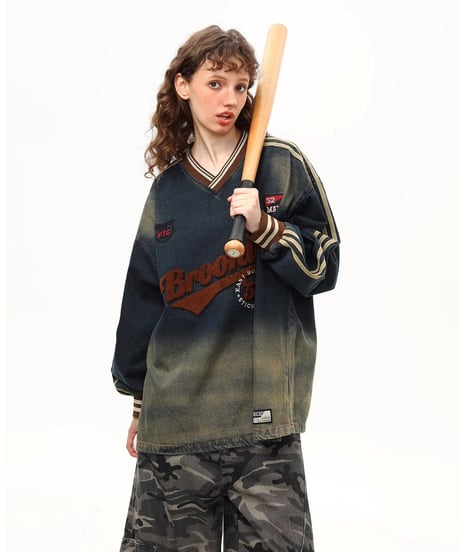 Vintage College Logo V-neck Pullover