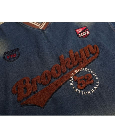 Vintage College Logo V-neck Pullover