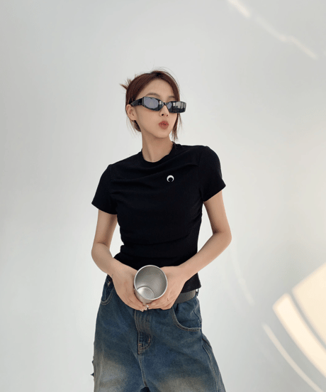 Slim Compact Embroidery One-point T-shirt  / 2colors