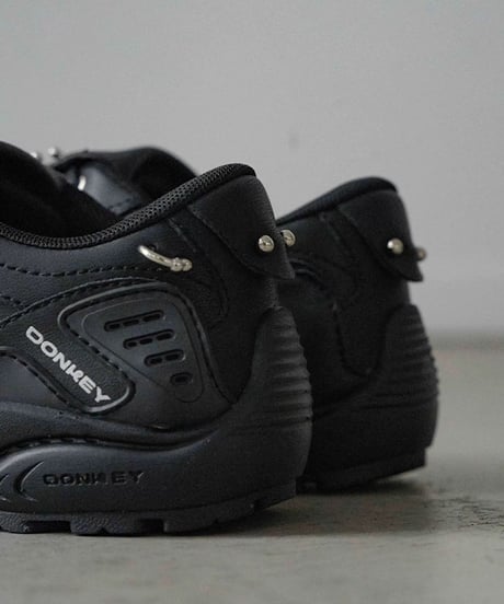 Lip Stud Shoe Tongue Sneakers