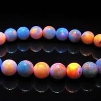 紫外線で発光する石 ハックマナイト 8ミリ玉 15.5センチ