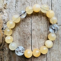 イエローカルサイトと流れ水晶 10ミリ玉 15センチ