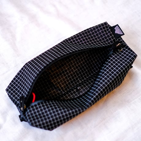 HariyamnaProductions / Triangular container