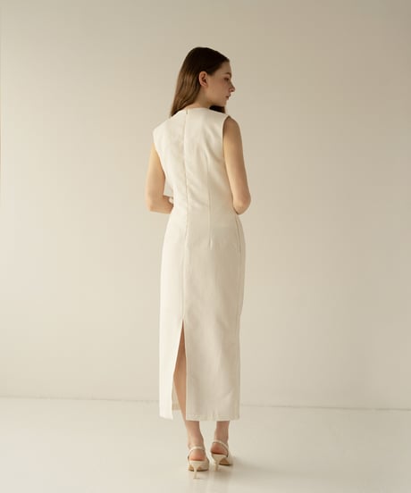 バックスリットスリーブレスロングワンピース