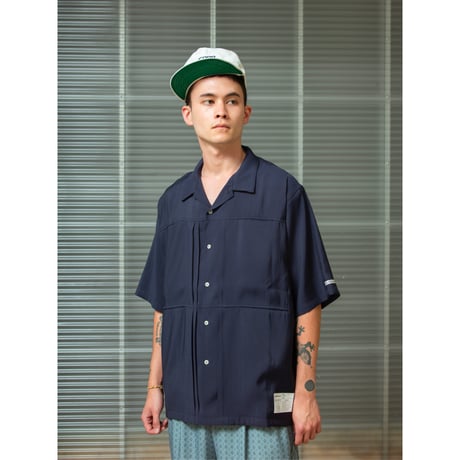 Double-pleated Aloha shirts