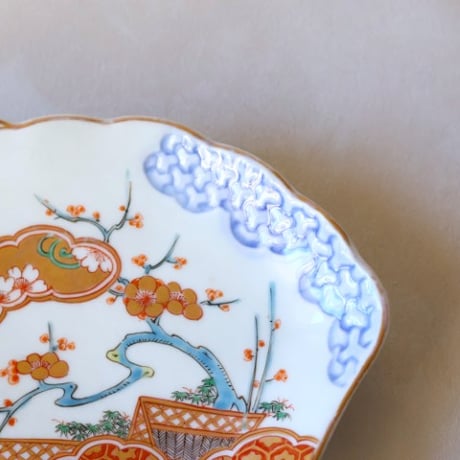 伊万里 折枝梅・桜 色絵 扇形変形皿  中皿 明治以降 o-48