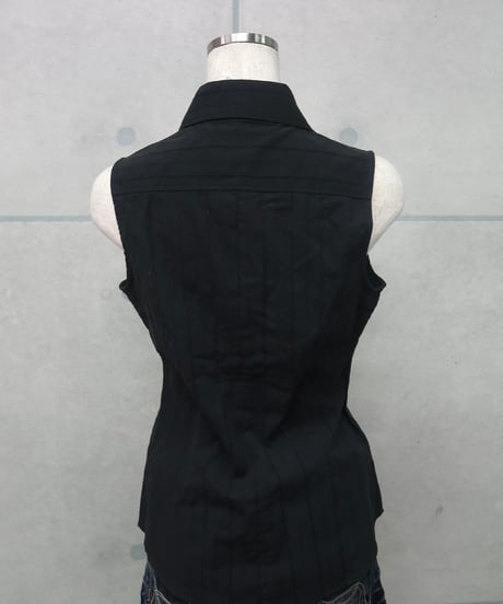 sleeveless shirt