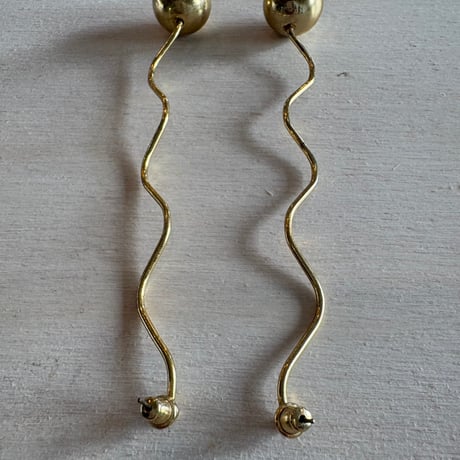 antique アンニュイ うねうね ロング ピアス