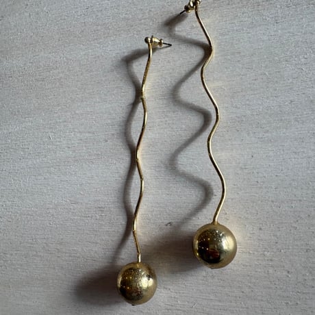 antique アンニュイ うねうね ロング ピアス
