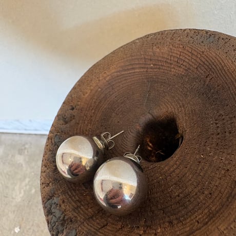 シルバー ボール型ピアス
