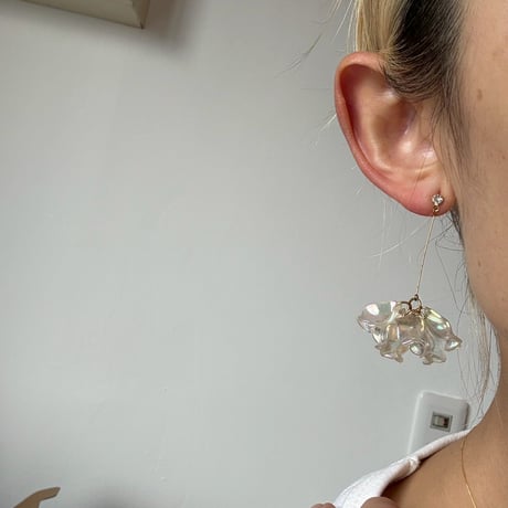 Antique 揺れる 花デザイン ピアス