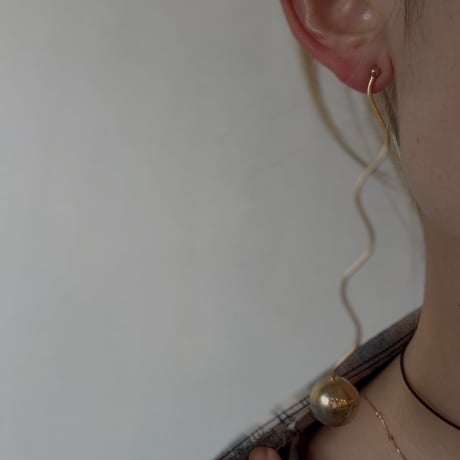 antique アンニュイ うねうね ロング ピアス