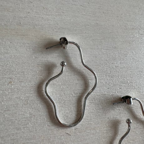 antique アンニュイ うねうね ピアス