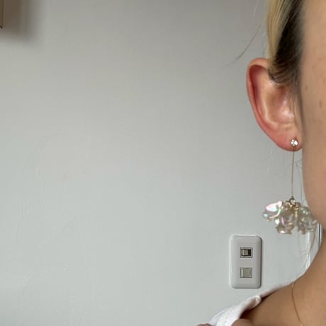 Antique 揺れる 花デザイン ピアス