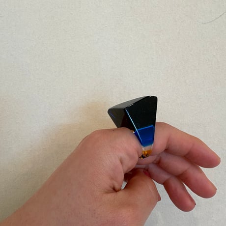幾何学的デザインの透明リング