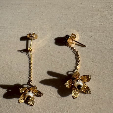 antique 揺れるお花　ピアス