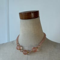 antique とうめい 桜色 ビーズネックレス