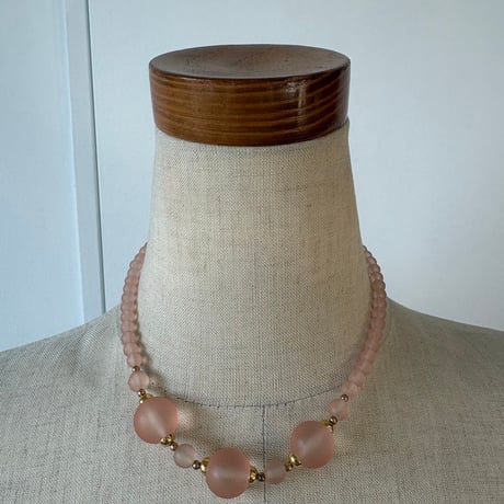 antique とうめい 桜色 ビーズネックレス