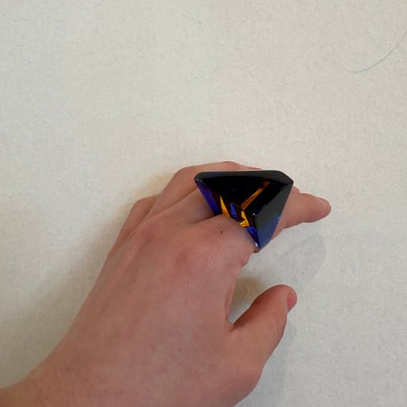 幾何学的デザインの透明リング