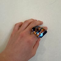 幾何学的デザインの透明リング