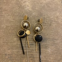 幾何学的デザイン ゴールド ブラック ピアス
