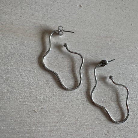 antique アンニュイ うねうね ピアス