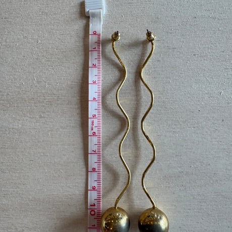 antique アンニュイ うねうね ロング ピアス