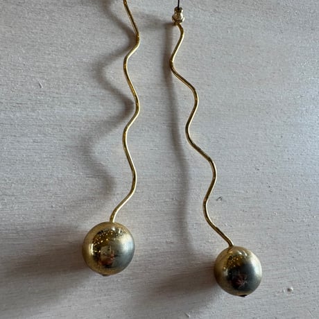 antique アンニュイ うねうね ロング ピアス