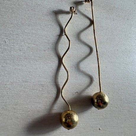 antique アンニュイ うねうね ロング ピアス