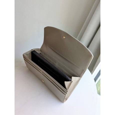上品な牛革ニュアンスパーツ長財布（グレージュ）