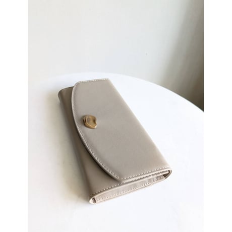 上品な牛革ニュアンスパーツ長財布（グレージュ）