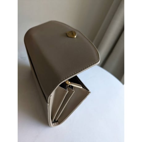 上品な牛革ニュアンスパーツ長財布（グレージュ）