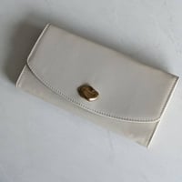 上品な牛革ニュアンスパーツ長財布（アイボリー）