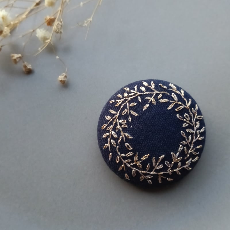 会津木綿×手刺繍ブローチ【輪（りん）】 | wire+.