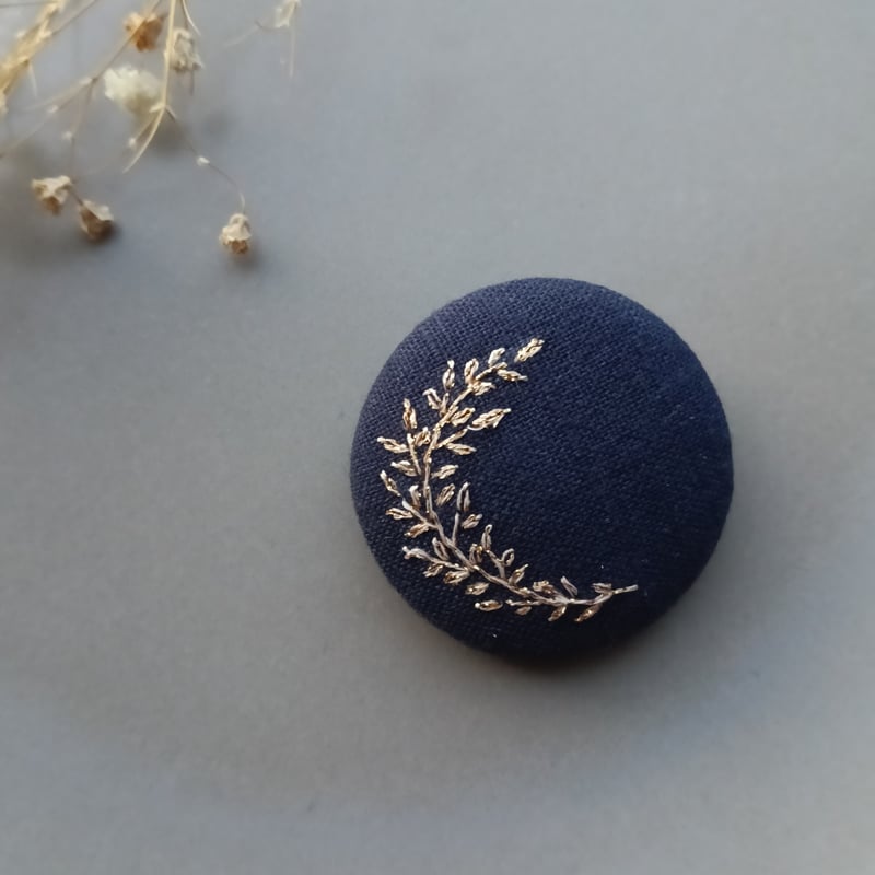 会津木綿×手刺繍ブローチ【月(つき)】 | wire+.