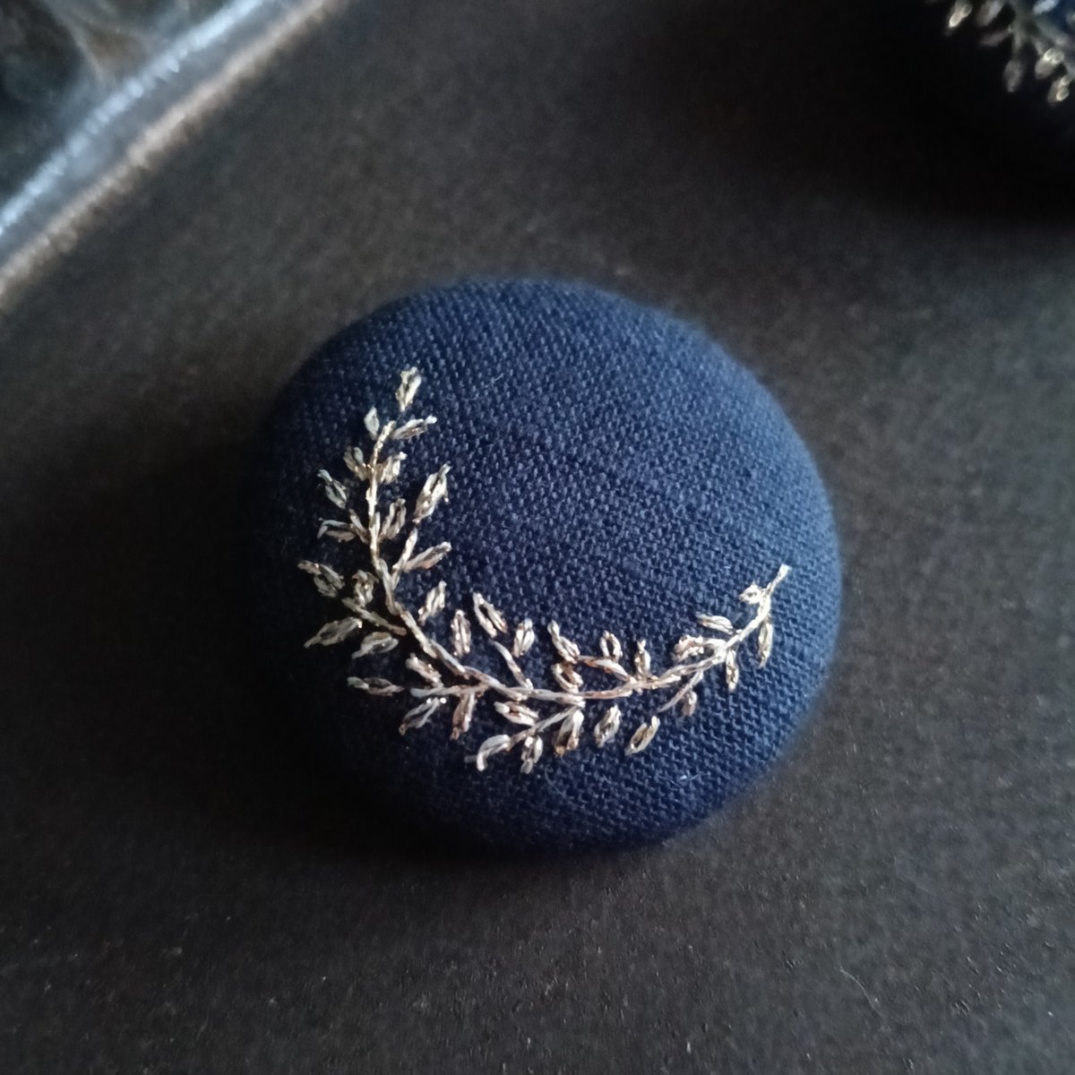 会津木綿×手刺繍ブローチ【月(つき)】 | wire+.