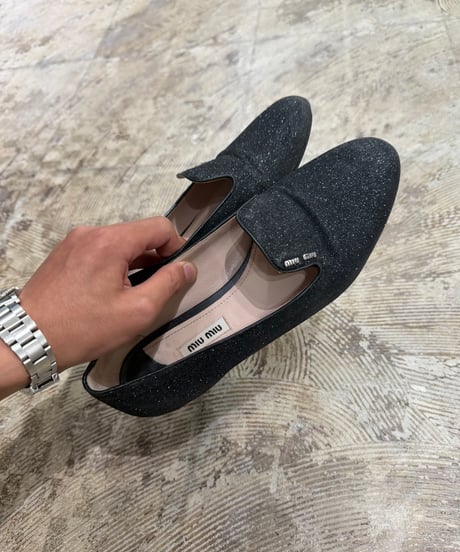 MIU MIU ブラックラメ フラットシューズ