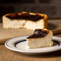 【公式】FROMA 濃厚焦がしバスクチーズケーキ（4号ホール）｜神戸三宮・行列のできるチーズ料理専門店