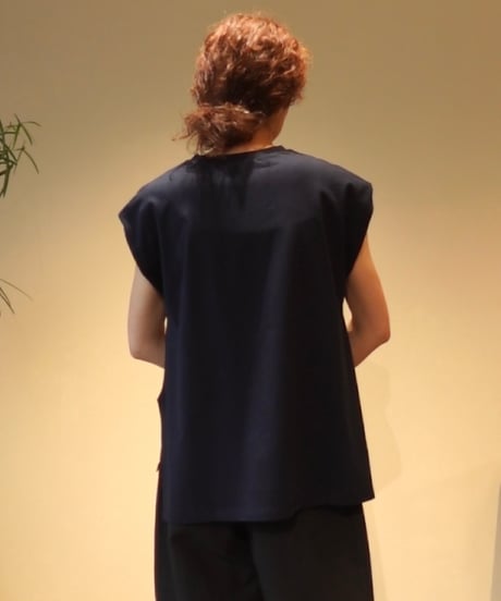 tuck sleeve tee